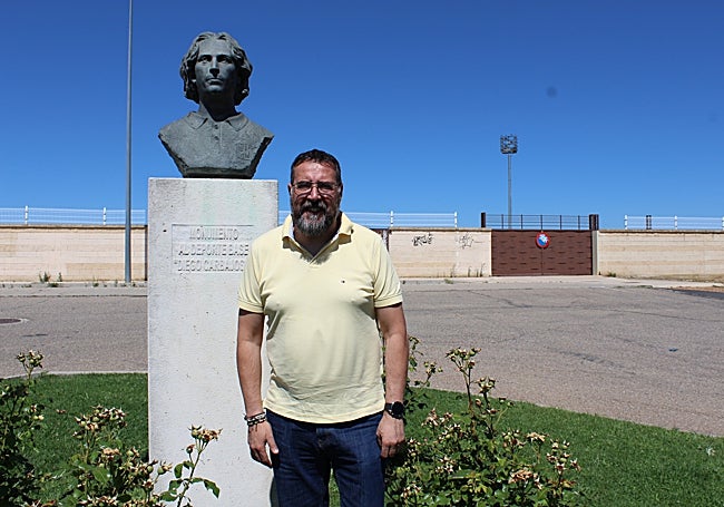 Juan Antonio Garrido junto a la escultura de Diego Carbajosa