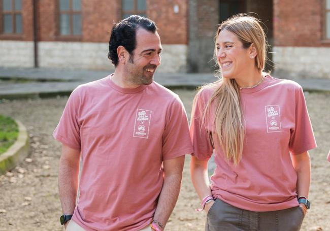 Hugo y Ana paseando por la plaza del Viejo Coso en Valladolid