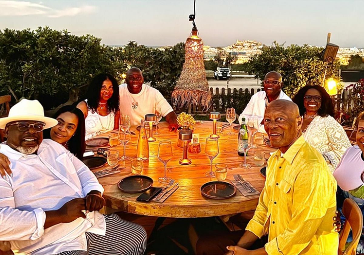 Magic Johnson, al fondo a la izquierda, con el resto de sus amigos.