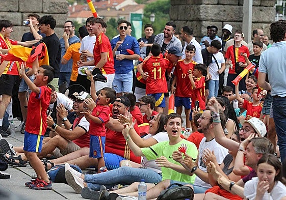 Segovia vibra con la selección española de fútbol en la Plaza del Azoguejo