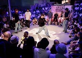 Una de las batallas de danza urbana en la XVI edición del Festival Faro Urbano