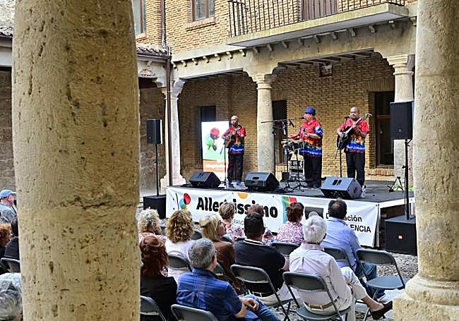 Concierto en el patio del castillo de Monzón del grupo Los D' Orlando.
