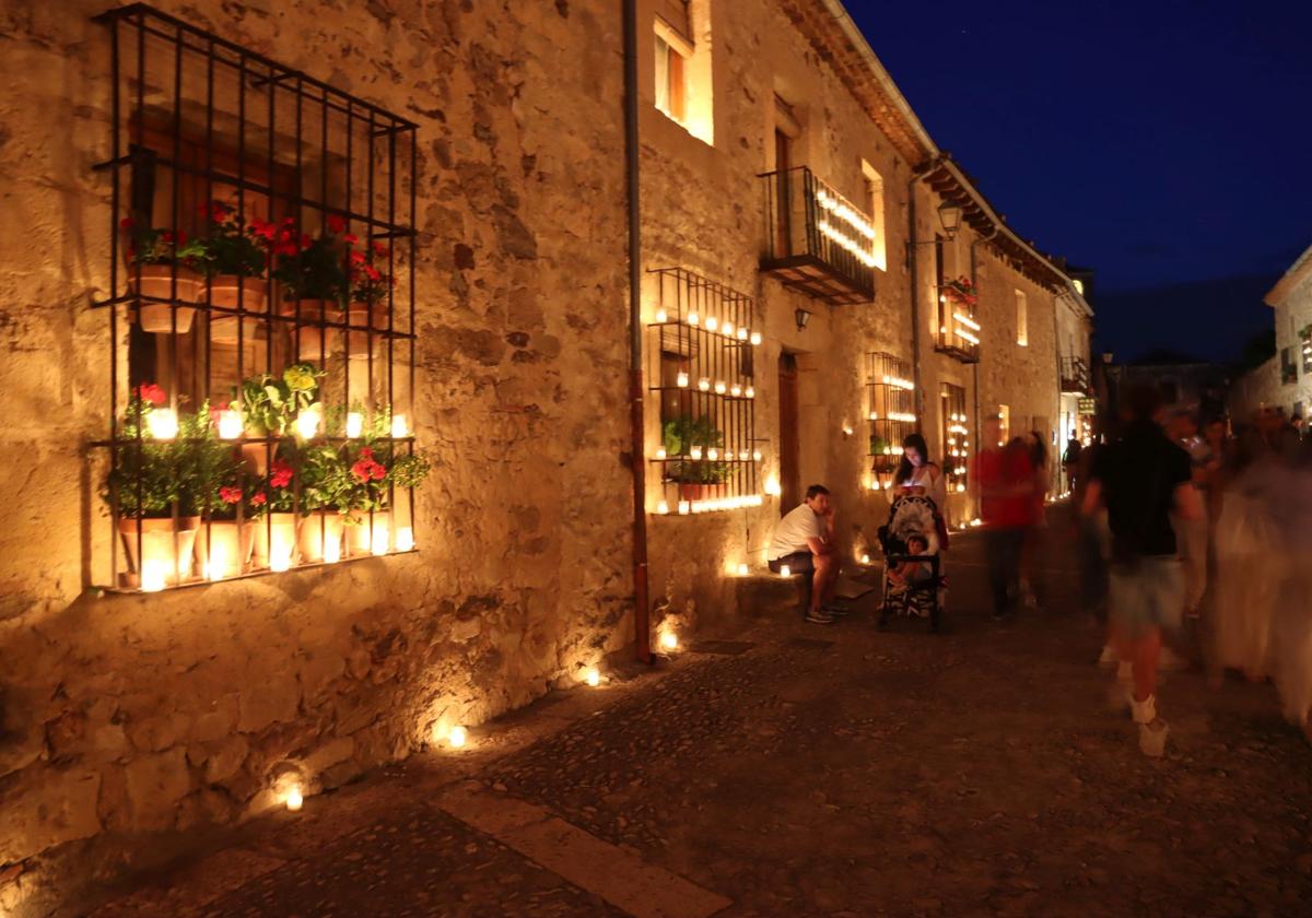 Pedraza, iluminada por miles de velas, la noche de este sábado.