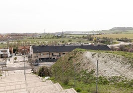 Parcela vallada en la confluencia con la A-62, afectada por la aprobación municipal.