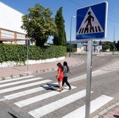 Pintan un paso de cebra junto a las paradas de bus de Argales para dar seguridad a los peatones
