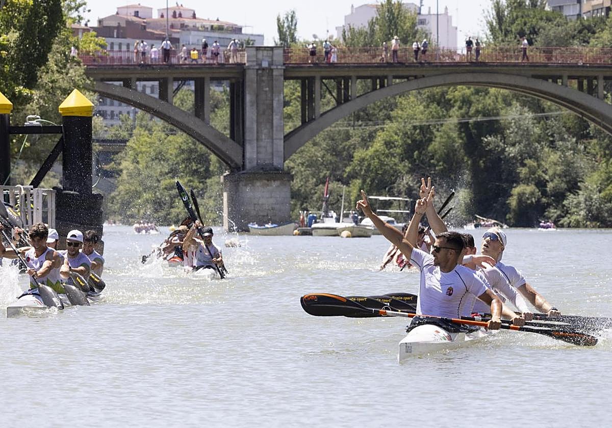 La seleccion húngara masculina, tras ganar su prueba sobre las aguas del Pisuerga.