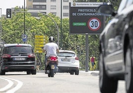 Vehículos circulando en el centro de Valladolid