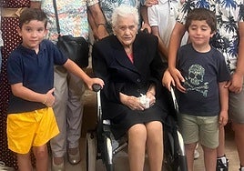 Claudiana rodeada de su familia en la iglesia de Roturas.
