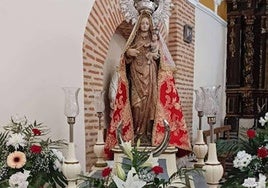 Imagen de la patrona de Llano de Olmedo, Nuestra Señora la Virgen del Rosario, antes de salir en procesión.