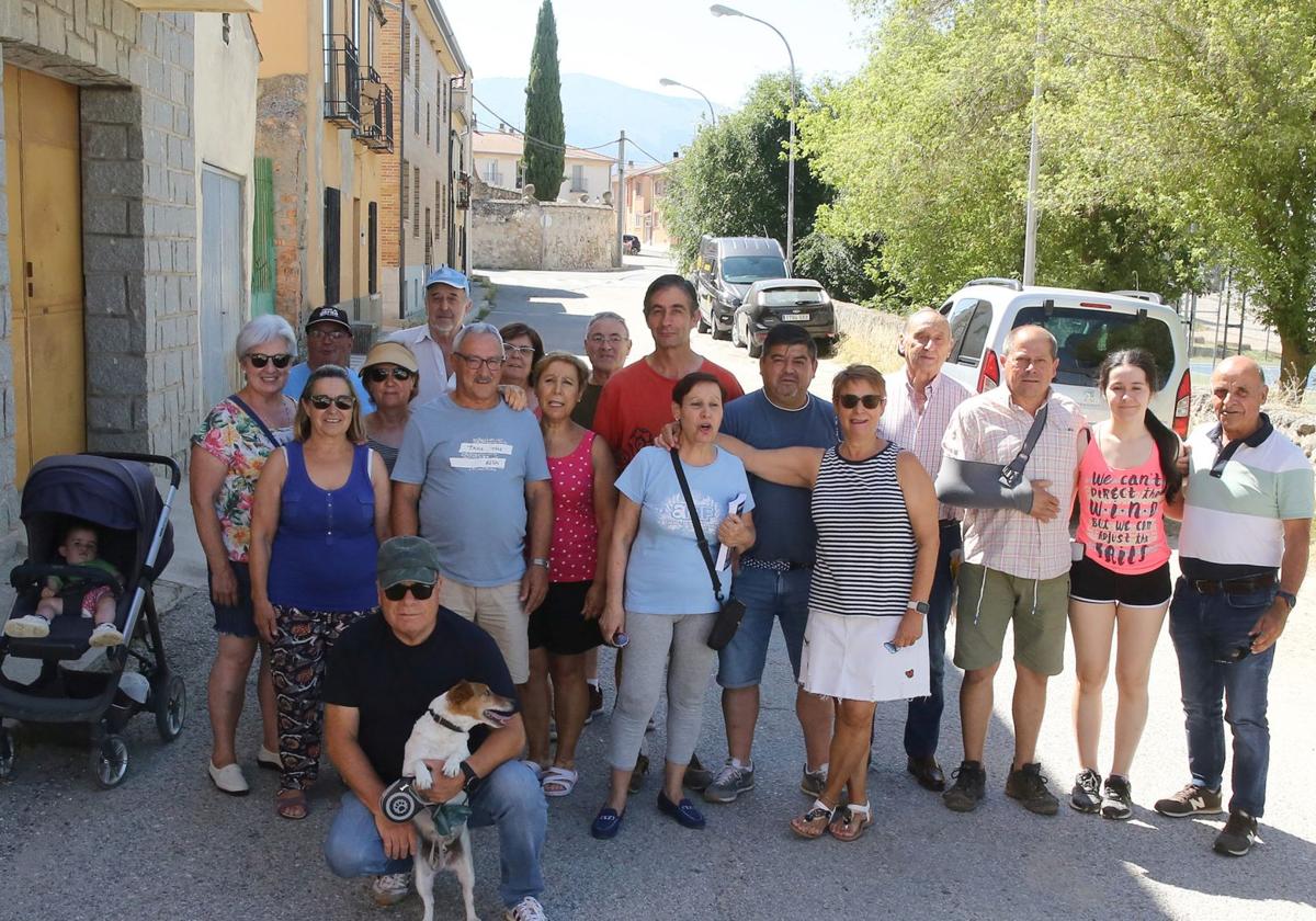 Vecinos de Madrona, en la calle Cantarranas.