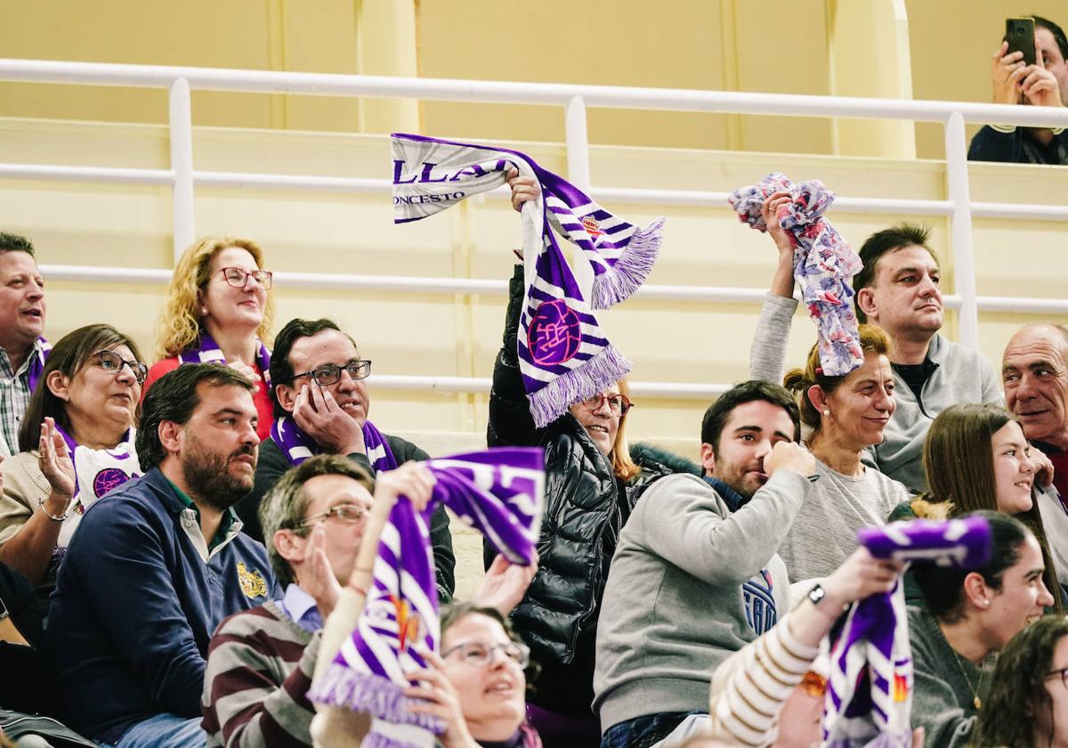 Aficionados del Real valladolid Baloncesto animando en la grada.