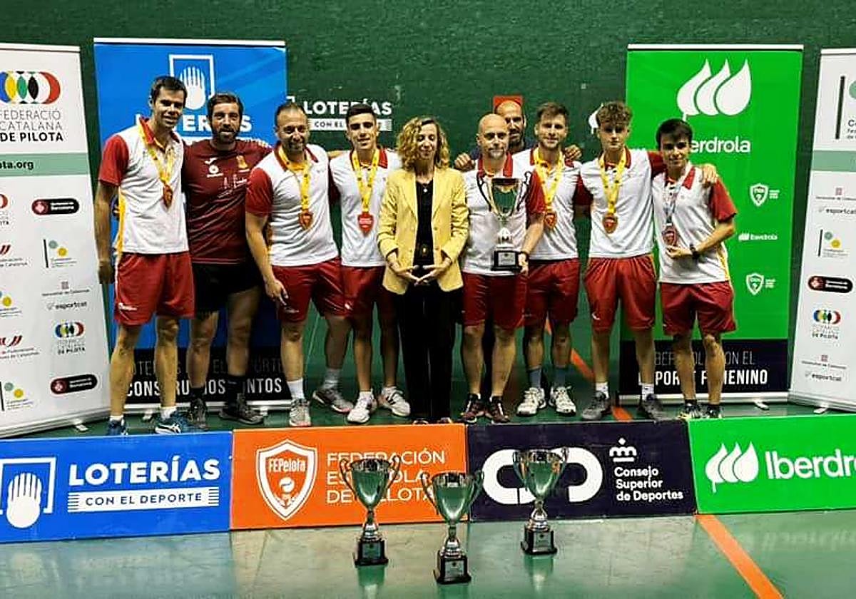 Los jugadores que han dado el título de campeona de España absoluta a la federación territorial de Castilla y León en lo alto del podio.