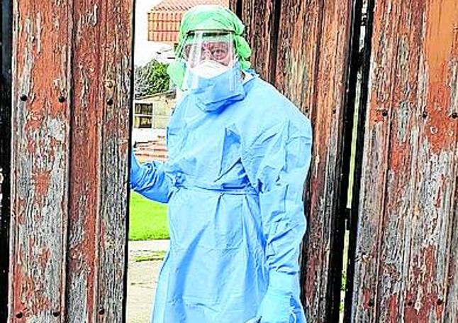 Santiago de la Fuente vestido con un EPI para visitar una casa durante la pandemia de covid.