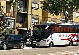 Policía Local multa a uno de los autobuses estacionados en la carretera de Riaza.