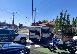 La furgoneta, empotrada contra una valla tras la persecución.