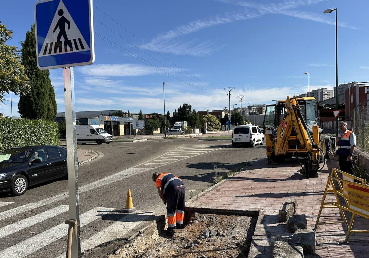 Los operarios trabajan en el paso de peatones de Vázquez de Menchaca