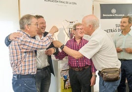 Eusebio Sacristán, segundo por la izquierda, ante la copa de la liga del Real Valladolid