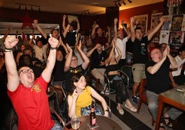 Aficionados celebran uno de los goles de España en un establecimiento de la ciudad.