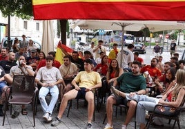 Ambiente futbolero en el bar vallisoletano La Central