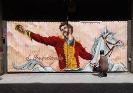 Javier Román remata el mural de la calle Empecinado.