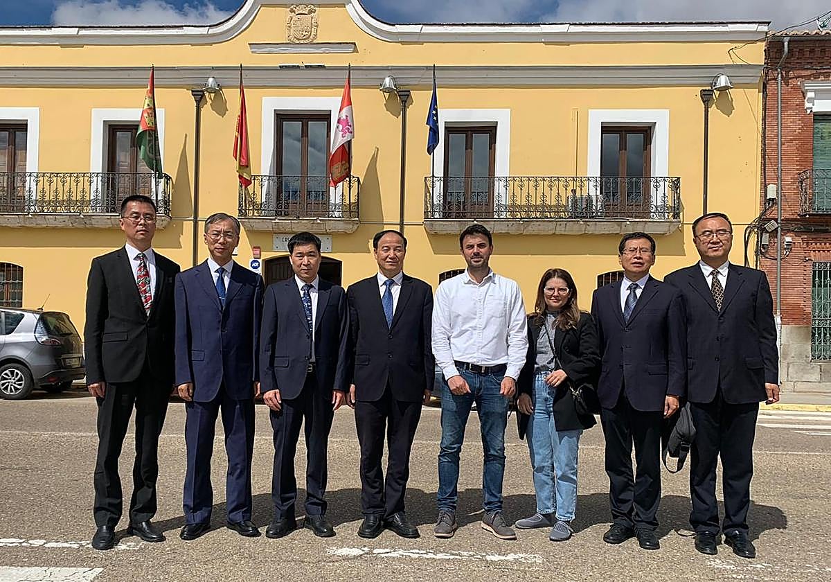Autoridades chinas junto al alcalde de Rueda.