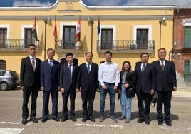 Autoridades chinas junto al alcalde de Rueda.