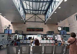 Espera en la estación de Segovia-Guiomar.