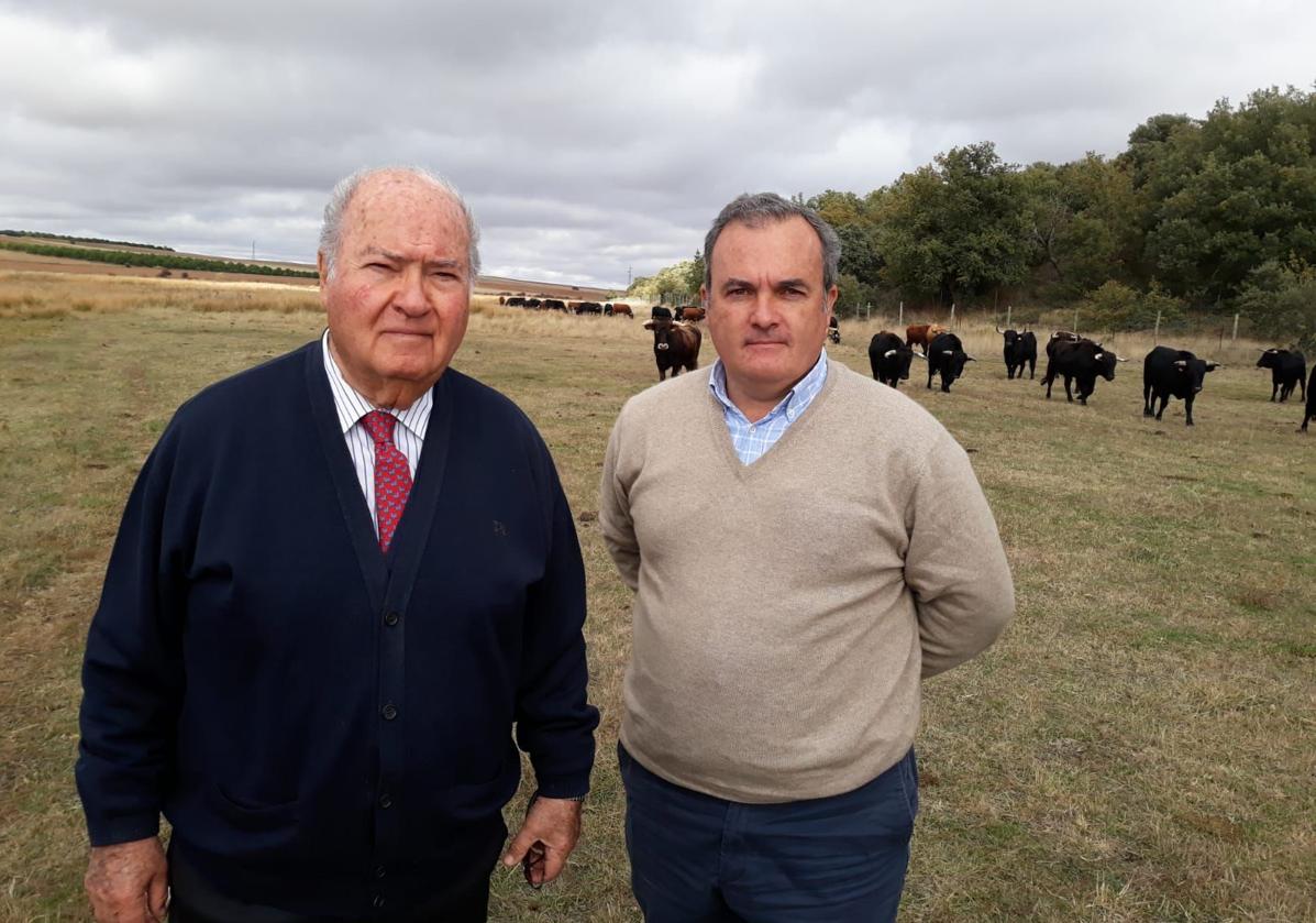 Victoriano del Río (izquierda) y su hijo Ricardo en la finca Monte San Martín, en Mayorga de Campos.