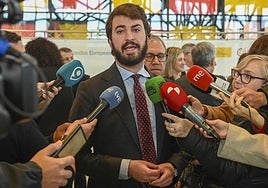 García-Gallardo atendiendo a los medios.