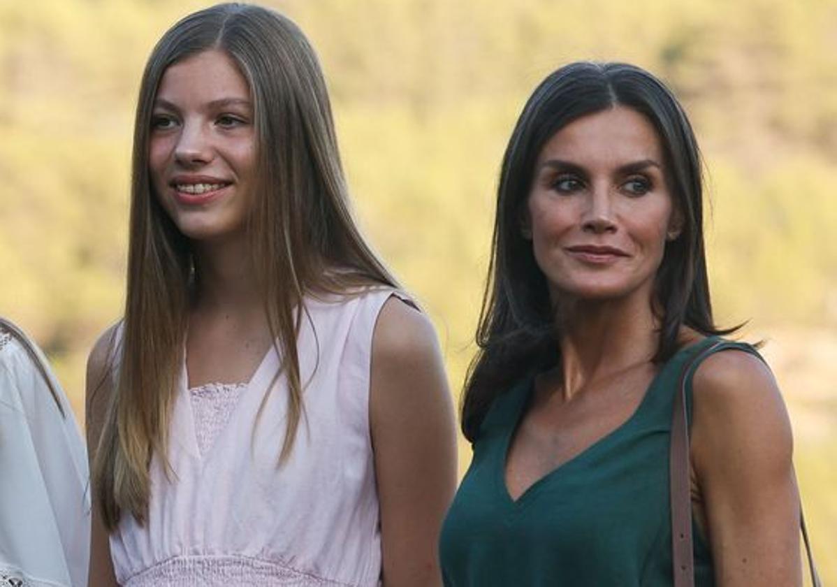 La Infanta Sofía acompañada por su madre, la Reina Letizia.