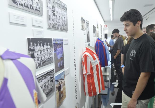 Fotografías y camisetas de Eusebio en la exposición 'Sueños detrás de un balón'.