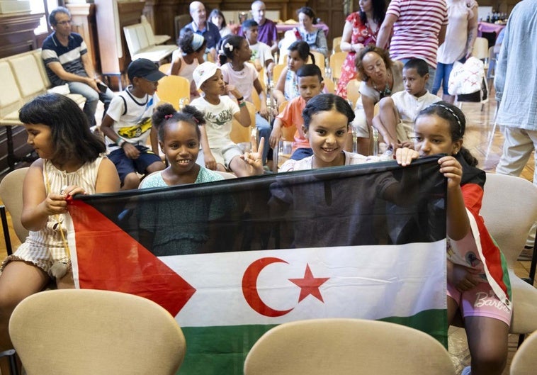 Niños saharauis acogidos este verano en Valladolid, durante la recepción en el Ayuntamiento.