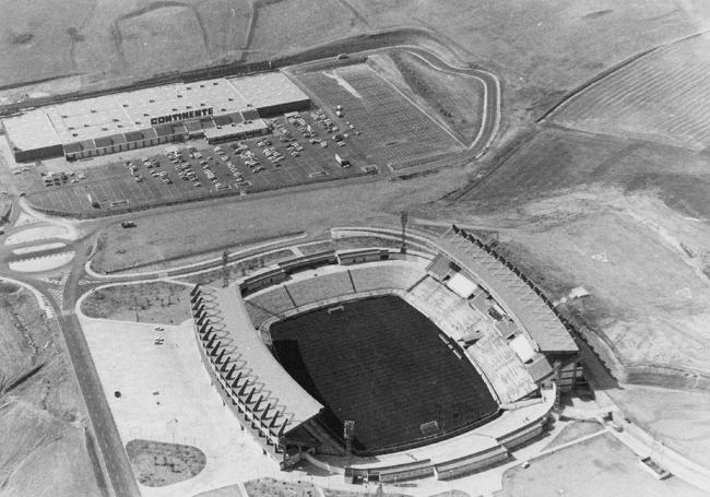 Año 1982, recién inaugurados el Estadio y el centro comercial Continente.