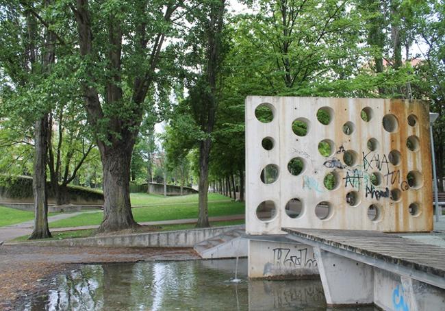 Jardines de la avenida, con una escultura de Fernando Sánchez Calderón.