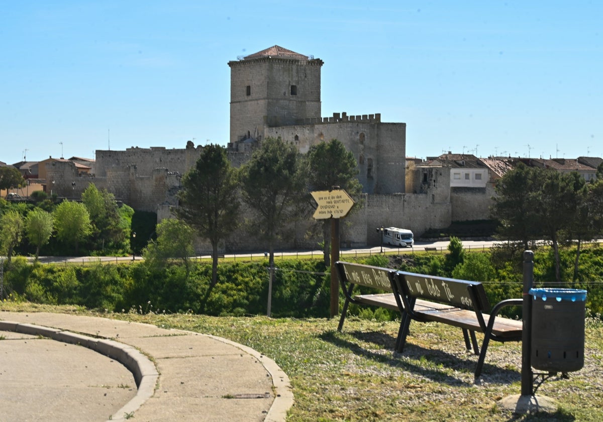 El castillo de Portillo se alza sobre el perfil urbano de la localidad como símbolo de la fortaleza y el empuje de los vecinos de la villa