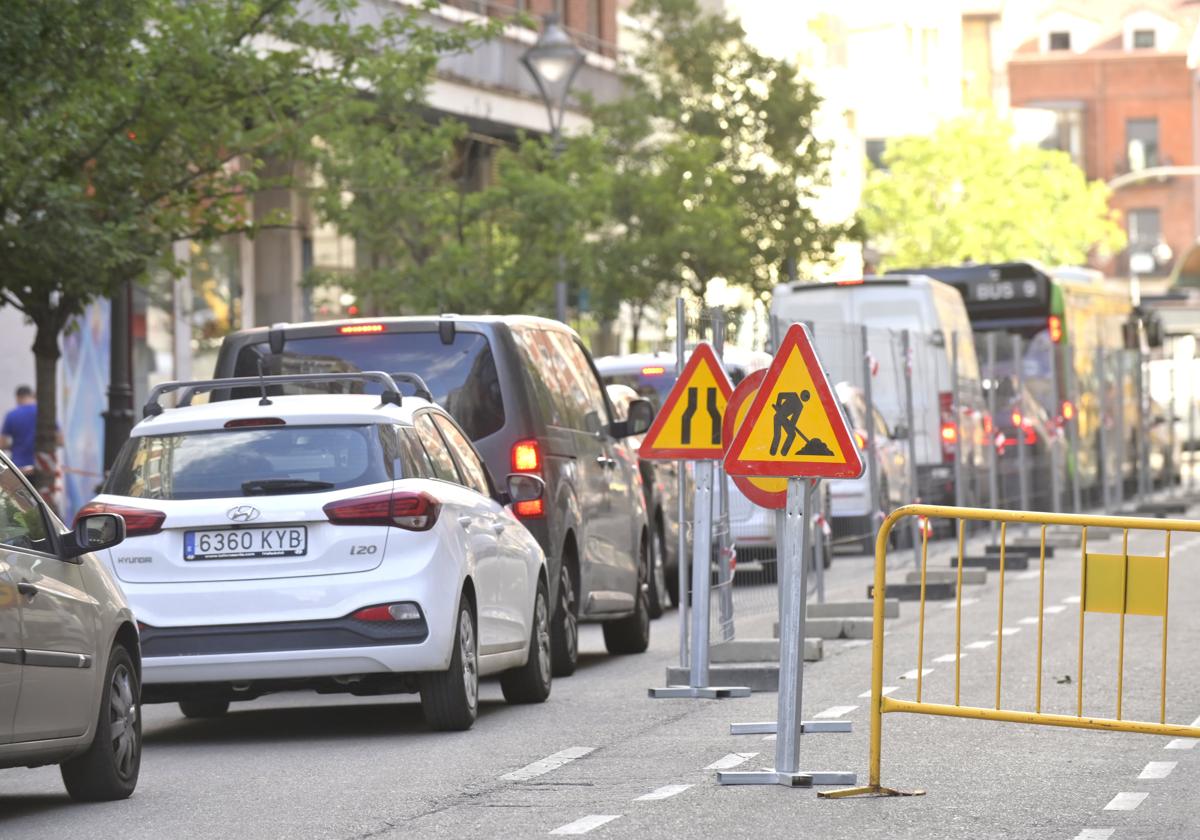 Estado actual de las obras en la calle Gamazo, que suprimen un carril durante más de un mes.