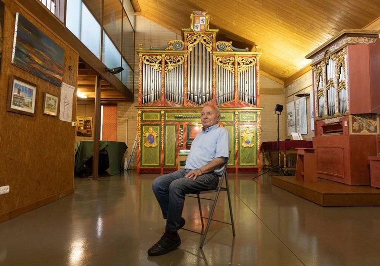 Francis Chapelet, en el auditorio de su Fundación en Abarca de Campos (Palencia), que alberga un órgano nuevo, uno italiano, un clave y un piano de cola.