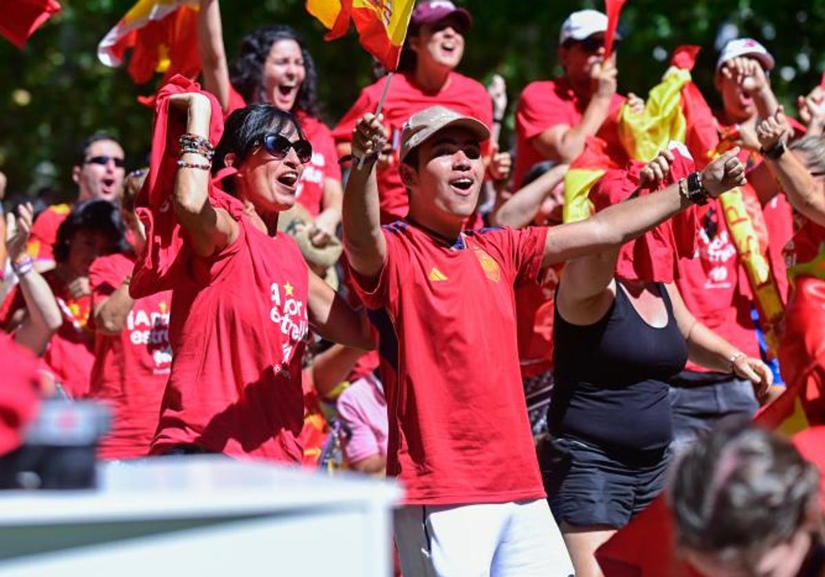 Aficionados disfrutando de un partido en Recoletos.