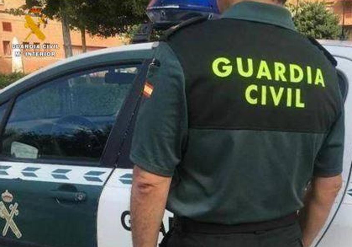 Guardia Civil junto a su vehículo.