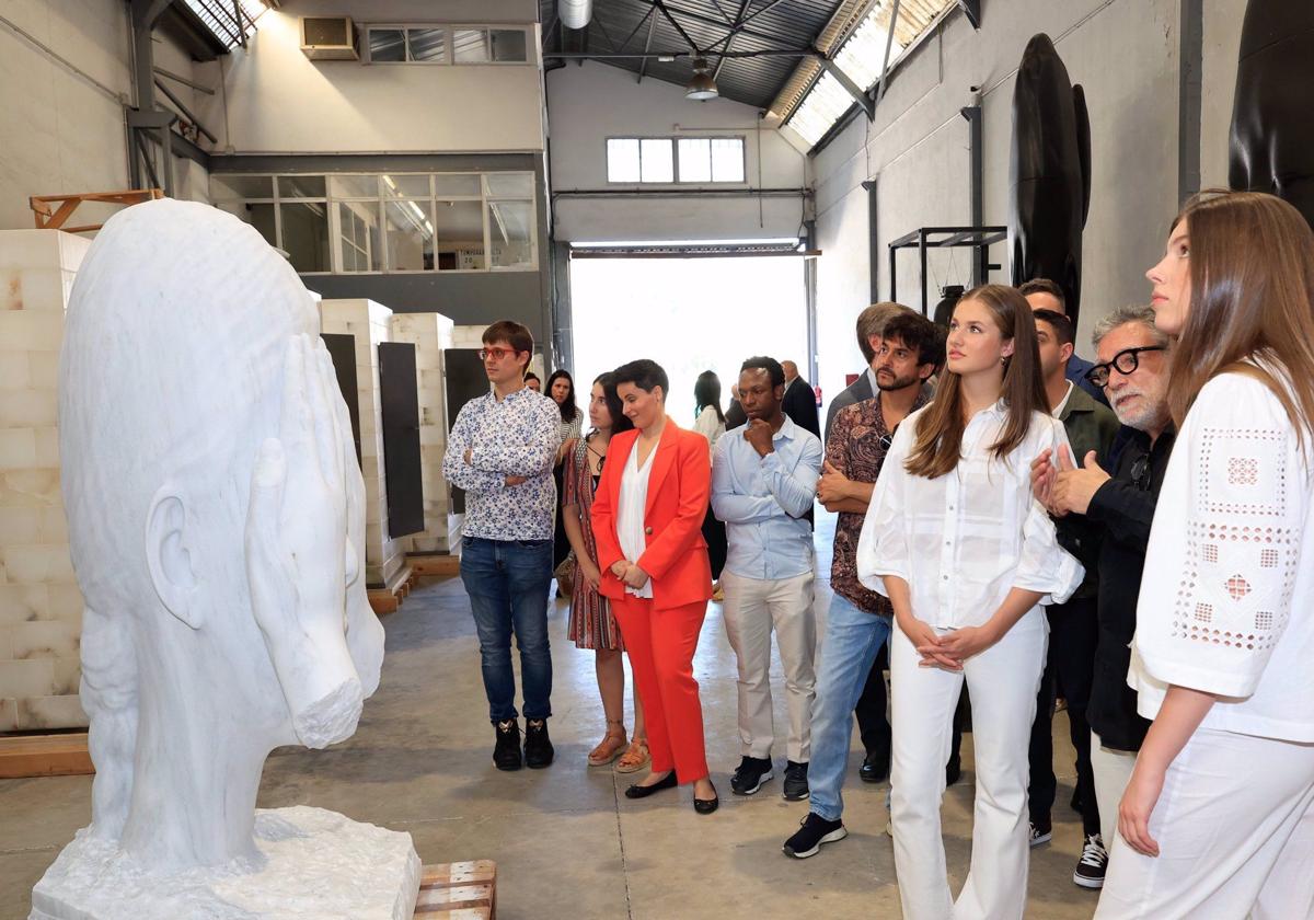 La Princesa Leonor y la infanta Sofía en su visita al taller de Jaume Plensa.