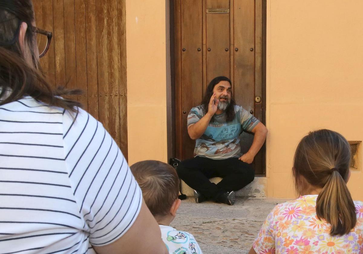 Pep Bruno narra una de sus historias junto al atrio de la iglesia de San Lorenzo.