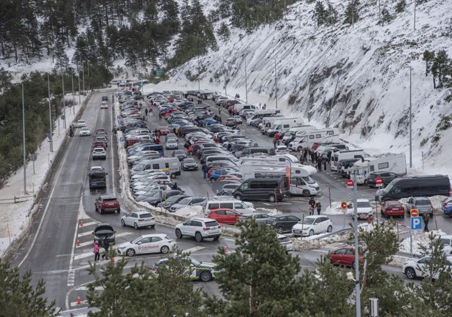 Parking de la estación de esquí de Navacerrada, el pasado mes de enero, repleto.