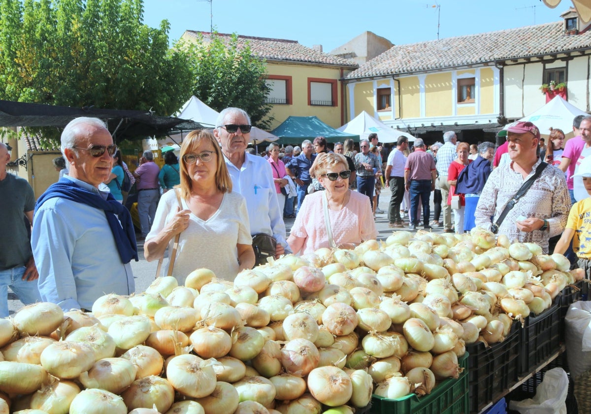 Puestos en Palenzuela con cebollas. La villa cuenta con 130 hectáreas dedicadas a la cebolla horcal.