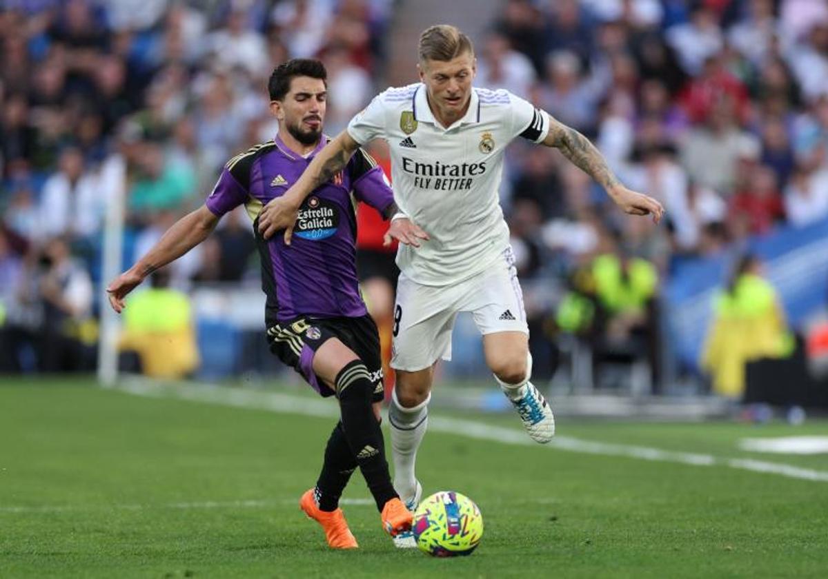 Monchu Rodríguez corta el avance de Toni Kroos durante la última visita del Real Valladolid al Real Madrid el 2 de abril de 2023