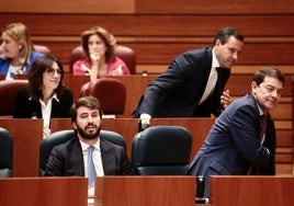 Alfonso Fernández Mañueco y Raúl de la Hoz abandonan sus escaños tras las preguntas al presidente en una sesión de control de las Cortes de Castilla y León.