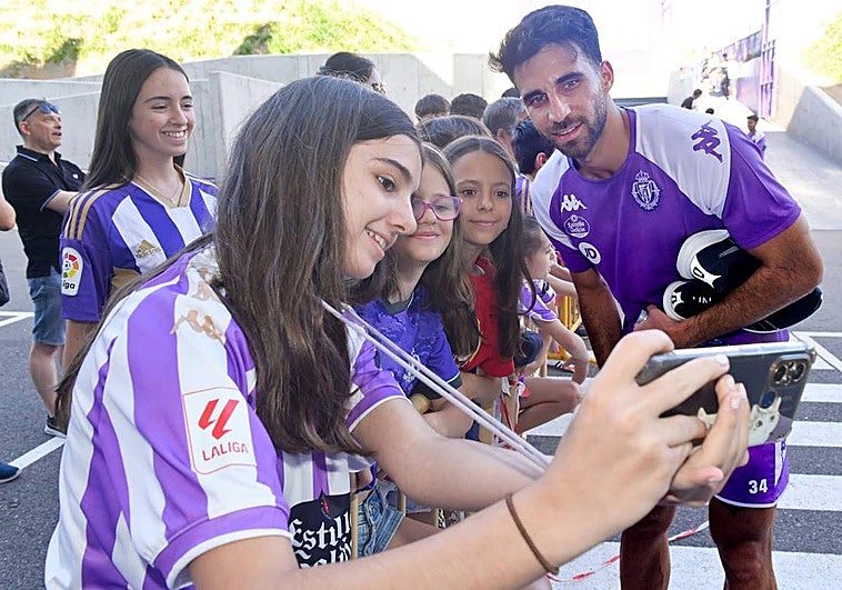 Aficionados en el primer entrenamiento del Real Valladolid con Eray Cömert.