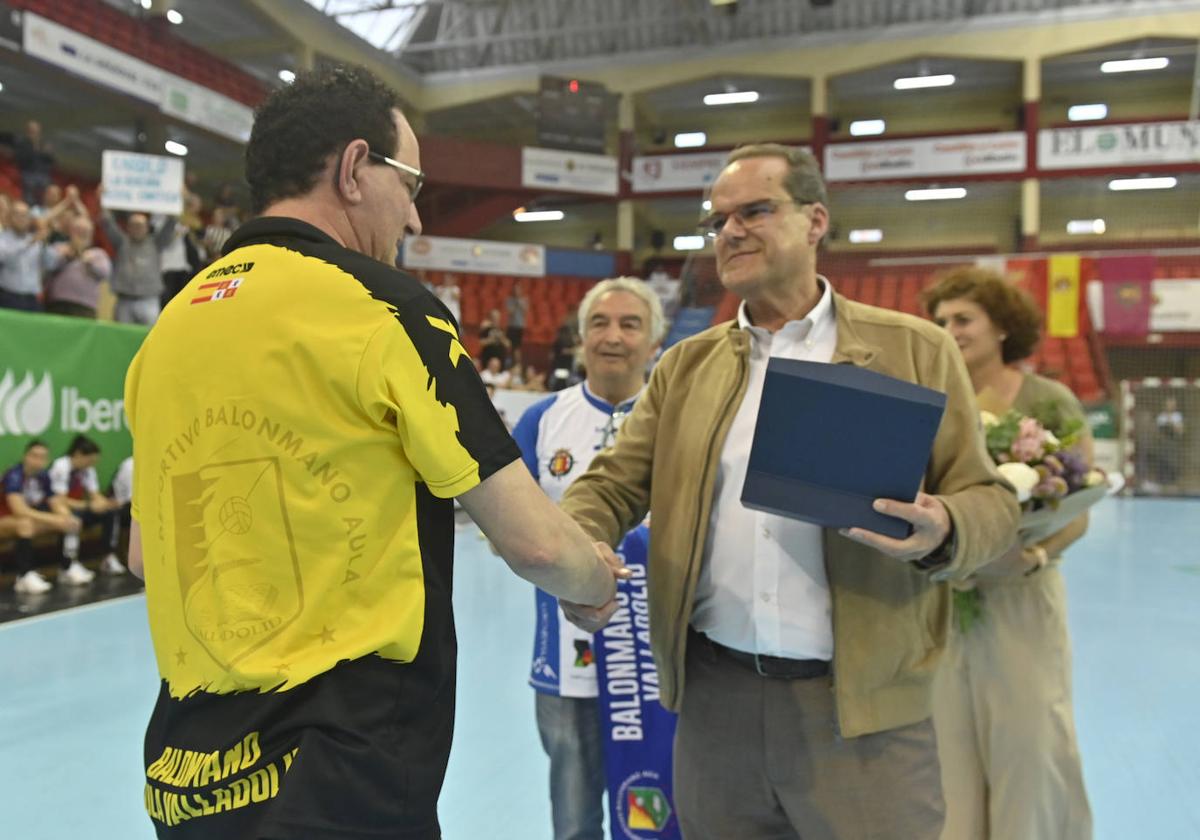 Cayetano entrega una placa a Peñas en el último partido de liga en mayo.