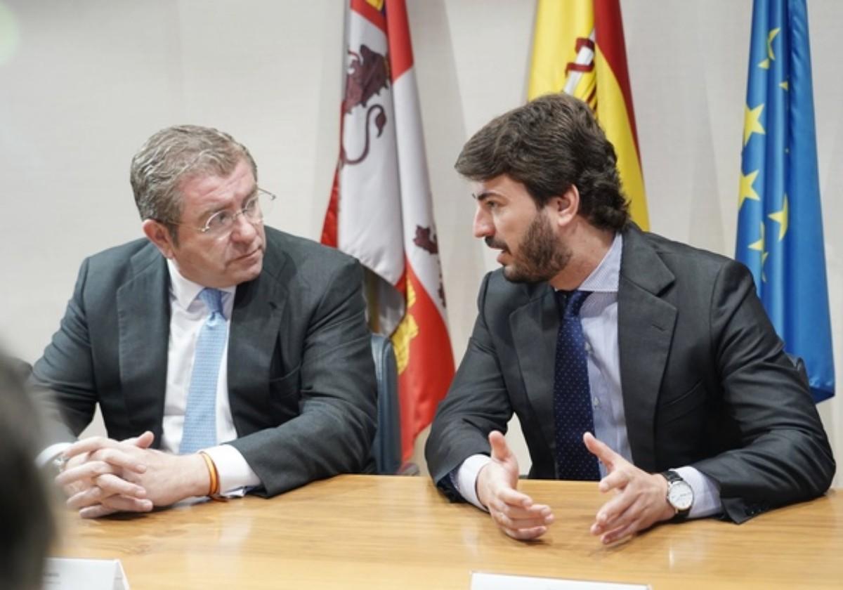 El vicepresidente de la Junta, Juan García-Gallardo reunido con la junta directiva de la Asociación Empresa Familiar de Castilla y León.