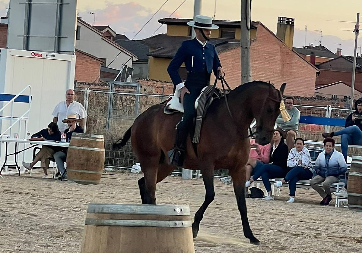 Jonatan Guerra junto a Dubái en la IV Copa Diputación de Doma Vaquera