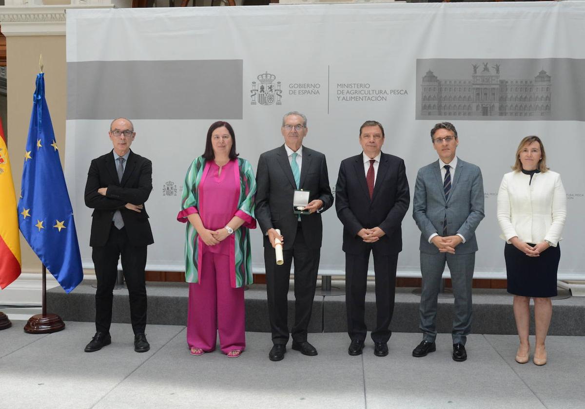 El director de Cobadu recibe la Encomienda de Número de la Orden del Mérito Civil